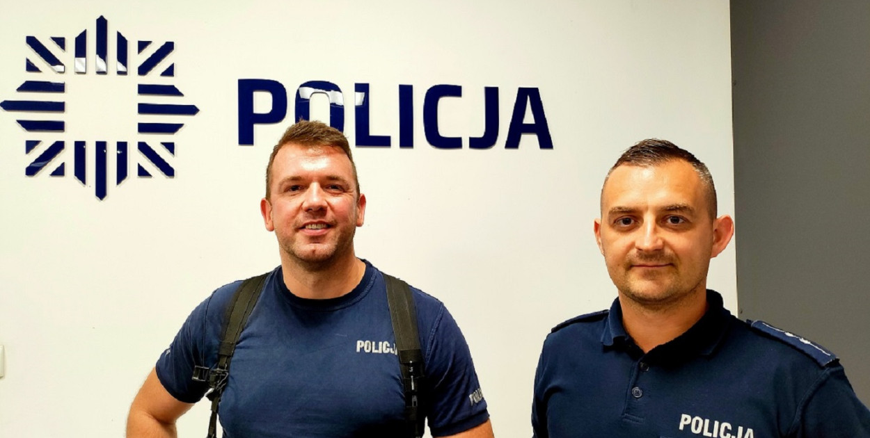 Paweł Spychał i Artur Przymuszała, funkcjonariusze, którzy odnaleźli 88-latkę. fot. KPP w Tucholi
