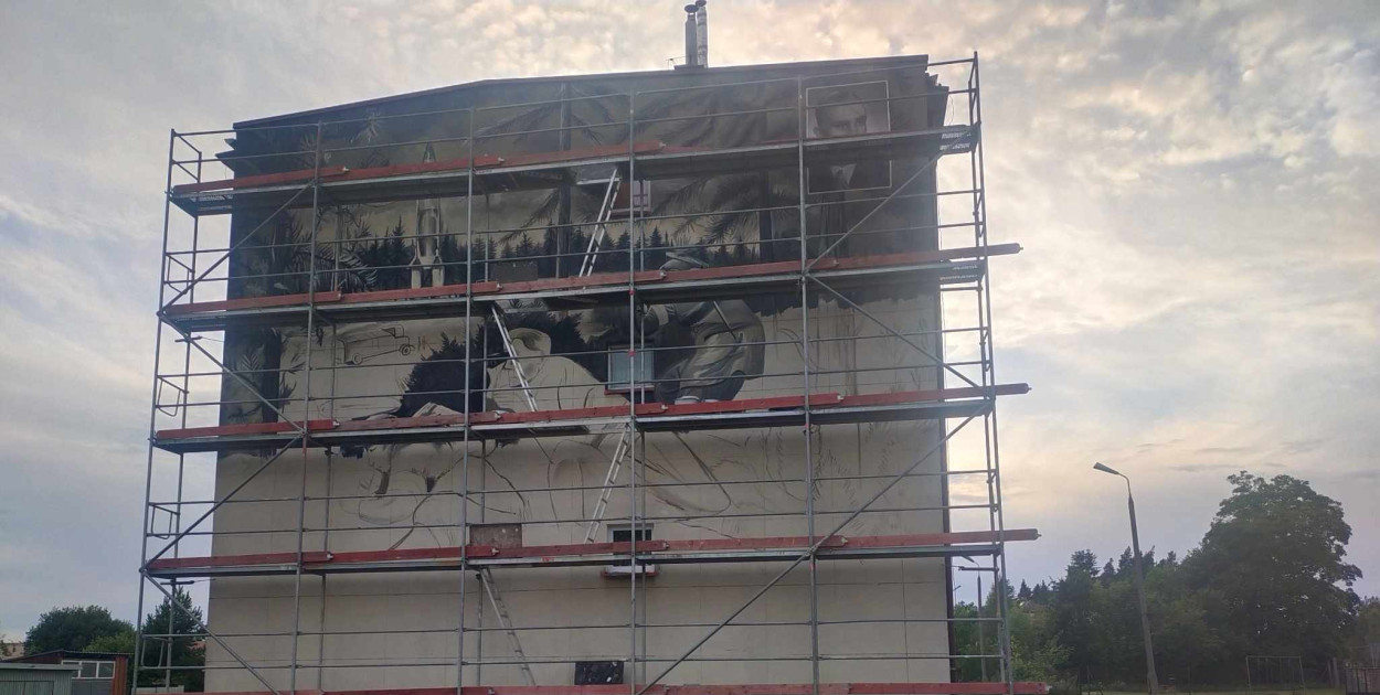 Mural na etapie prac. Jest już zakończony, ale przed nami jego uroczyste odsłonięcie. fot. Stowarzyszenie Światło