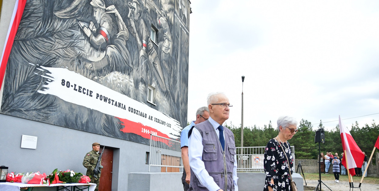 Odsłonięcie muralu w Wierzchucinie. Wśród gości znaleźli się potomkowie partyzantów.