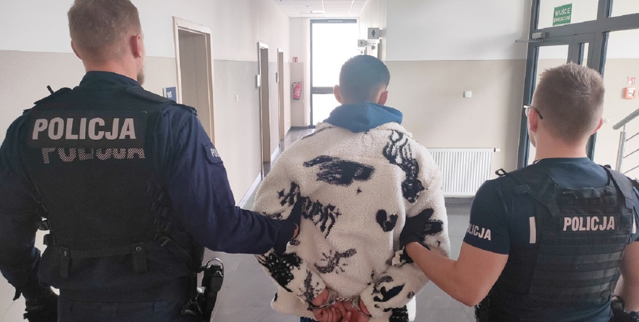 26-latek wpadł na gorącym uczynku. W chwili zatrzymania przez policjantów w plecaku miał skradziony towar o wartości około 600 zł. fot. KPP w Tucholi 