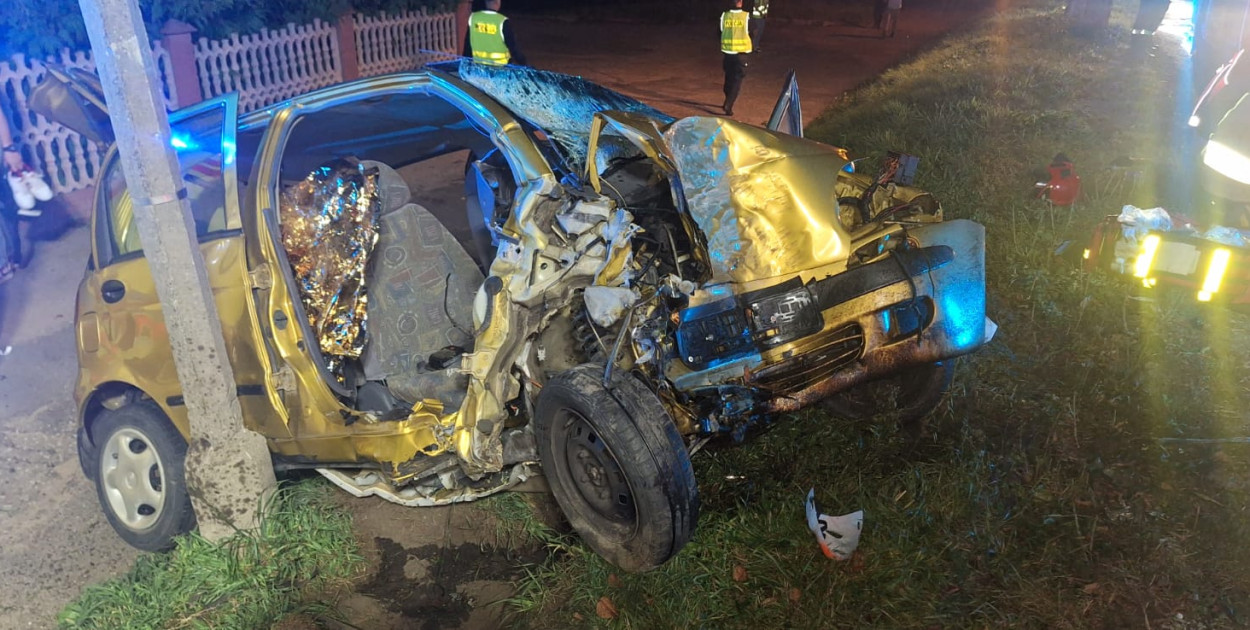 Śmiertelny wypadek na ul. Sępoleńskiej w Tucholi. Autem podróżowały 4 osoby. Fot. KP PSP Tuchola