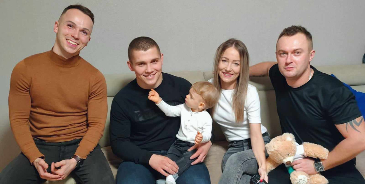 Wiktor i jego rodzice w poniedziałek mieli gości. To organizatorzy nadchodzącej gali boksu: Mikołaj Brzeziński i Jarosław Kiełbasa.