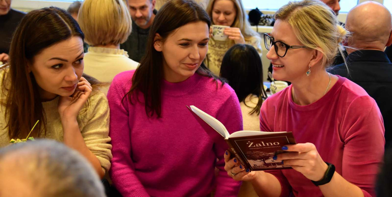 Mieszkańcy przeglądali świeżo wydaną książkę z niemałym zainteresowaniem. 