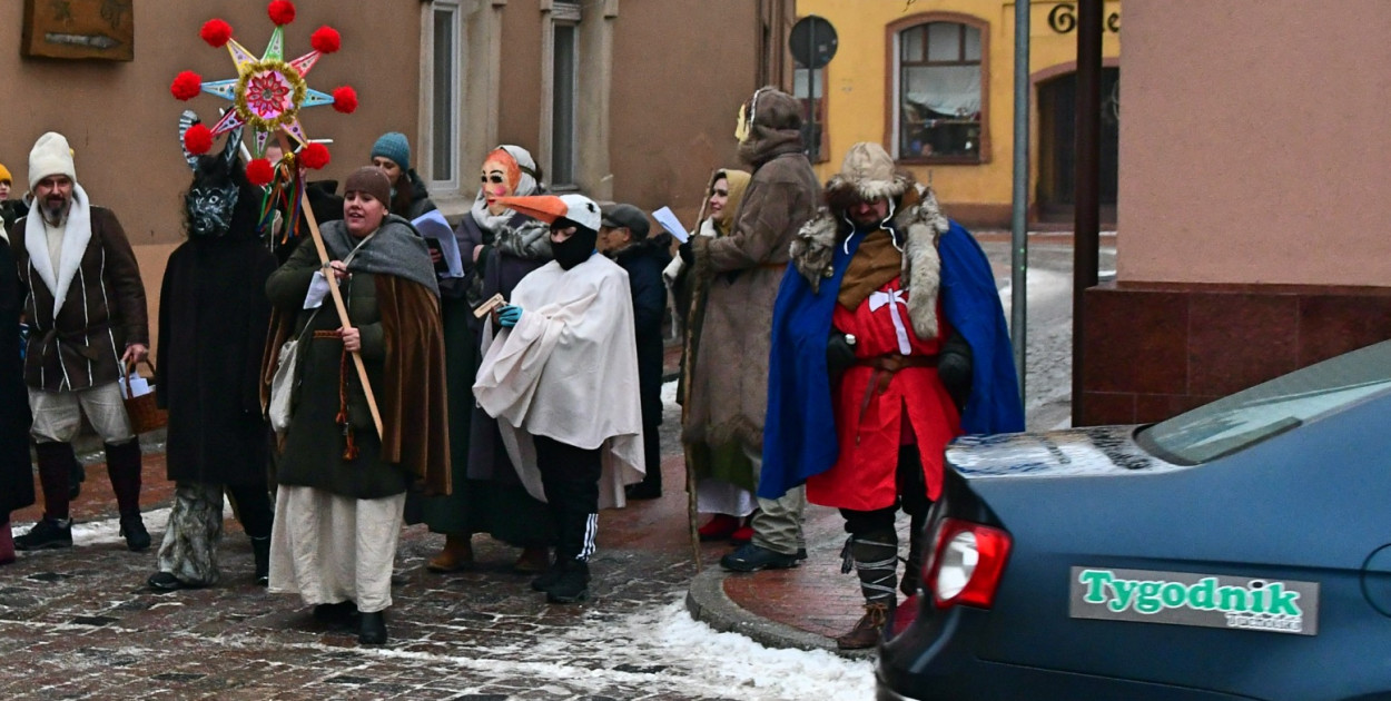 Kolędnicy na tucholskim rynku.