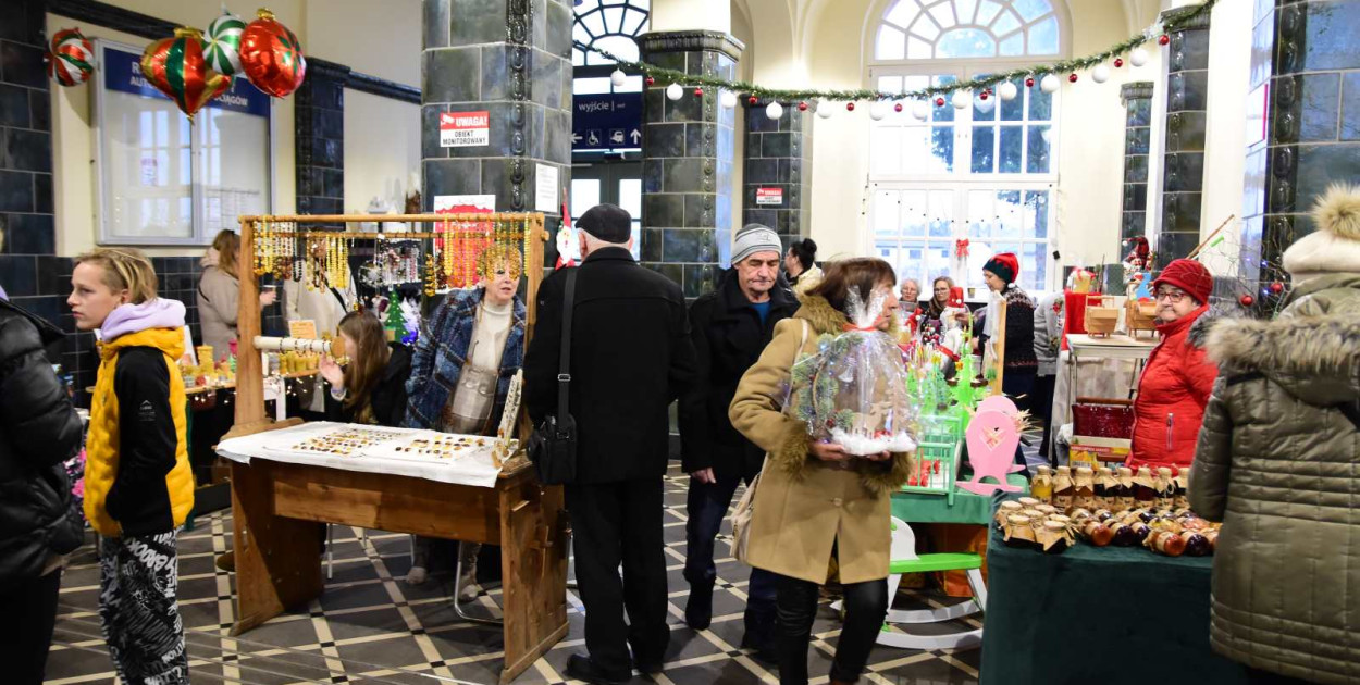 Zazwyczaj opustoszałe wnętrze dworca tętni dzisiaj życiem. 