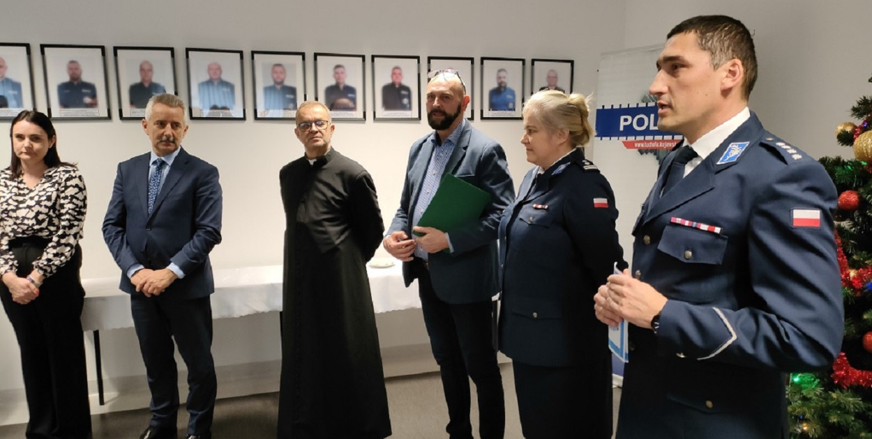 Przybyłym na spotkanie życzenia złożył komendant Marcin Szulczyk. fot. KPP w Tucholi