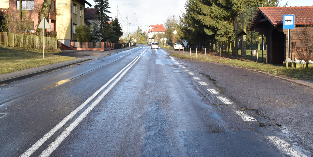 Odcinek drogi wojewódzkiej w samym Bladowie nie był remontowany od wielu lat. Stan nawierzchni jest zły. Fot. (aw)