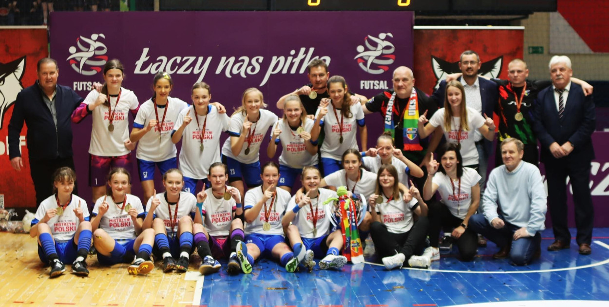 Tęcza Bydgoszcz - mistrz Polski 2024. Szósta z lewej w górnym rzędzie Maja Wiśniewska. W dolnym rzędzie trzecia z lewej Patrycja Gwizdała, siódma Zuzanna Czapiewska. Fot. kobiecysoccer
