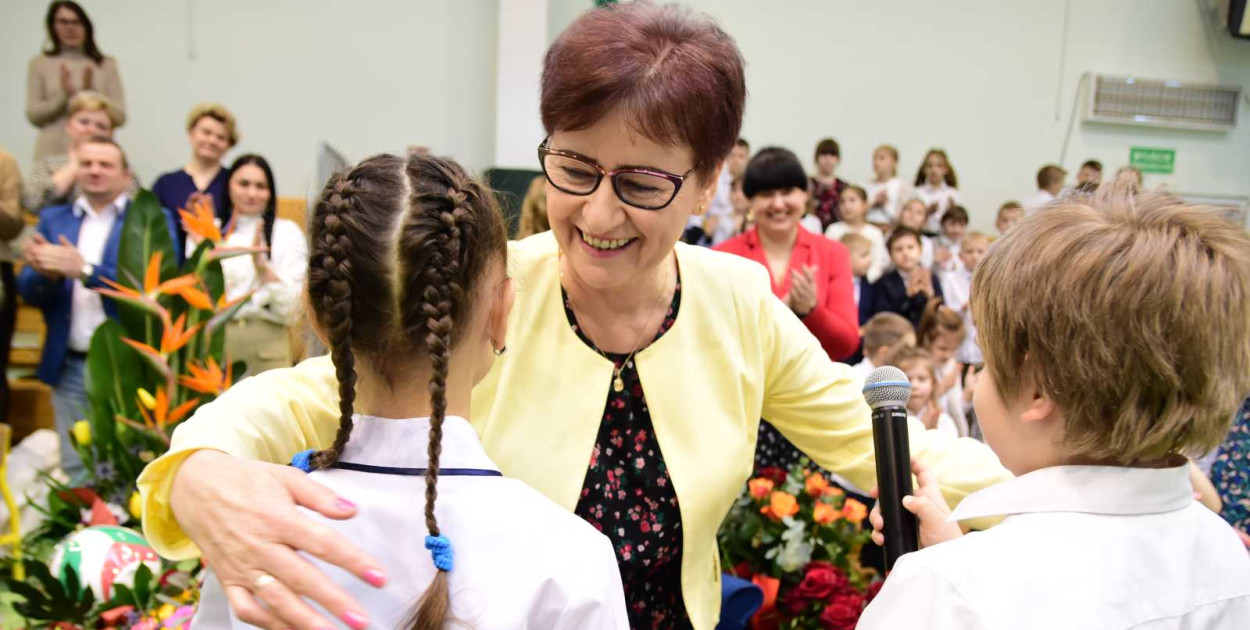 Na koniec uroczystości uczniowie pasowali swoją ukochaną panią dyrektor na emerytkę pierwszej klasy. 