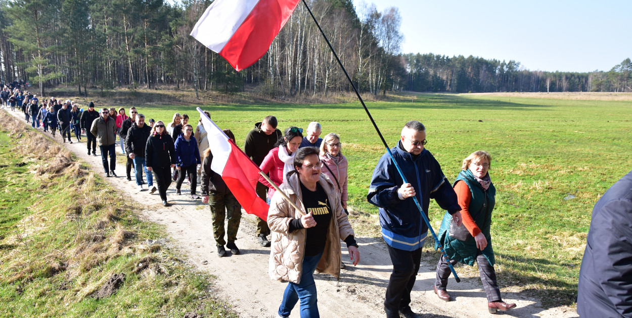 W symbolicznym marszu wzięło udział wielu gości pikniku. 