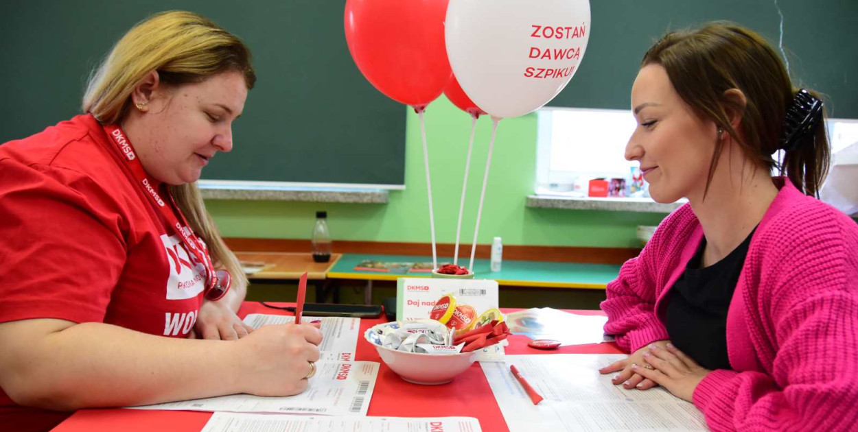 Wolontariuszka DKMS Marika Pik przeprowadza wywiad z potencjalną dawczynią szpiku, Darią Szczęsną. 