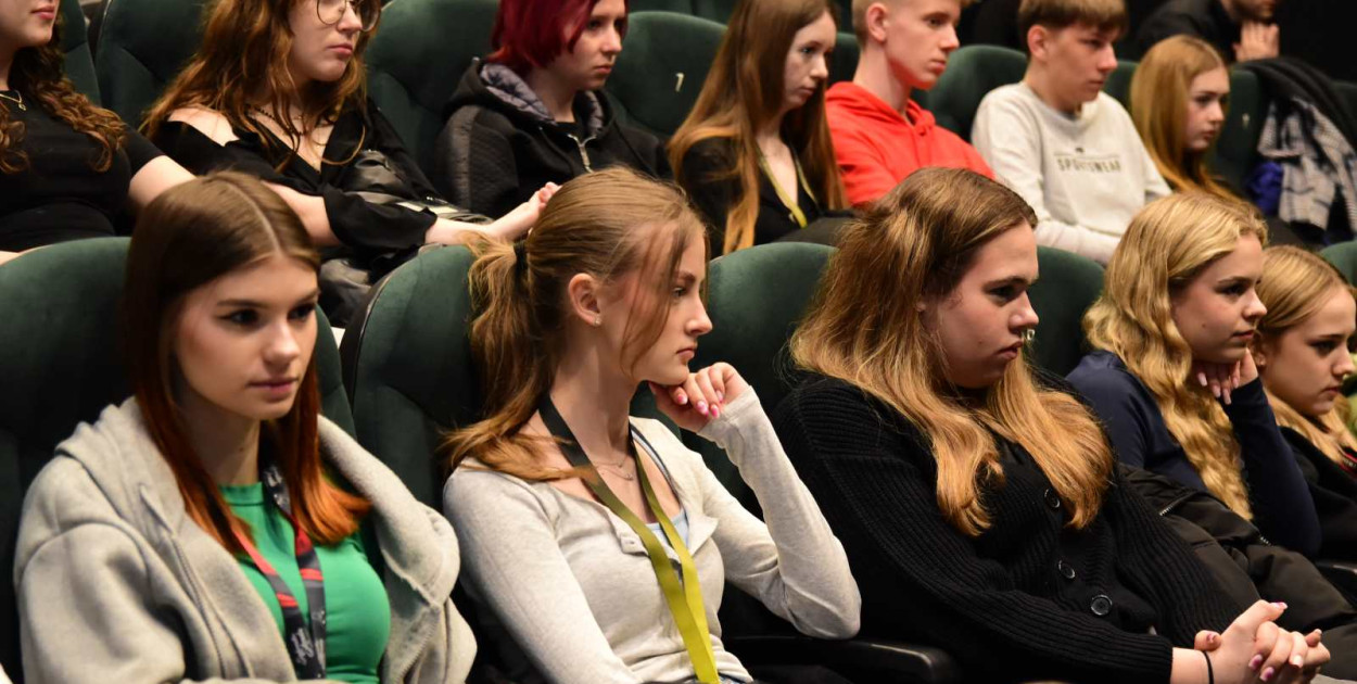 W trakcie spotkania młodzi podzielili się z swoimi doświadczeniami m.in. w kwestii działania samorządu szkolnego. Na nasze zaproszenie odpowiedzieli uczniowie Nowodworka, Leśnika i ZSLiA. 