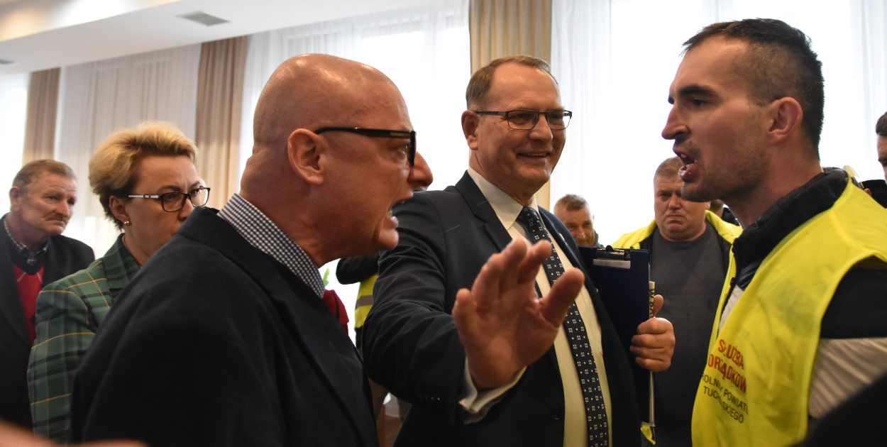 Konewcja powiatowa Trzeciej Drogi zaczęła się od pikiety rolników. W trakcie gorącej dyskusji nastroje między protestującymi a parlamentarzystami tonował Eugeniusz Kłopotek. 
