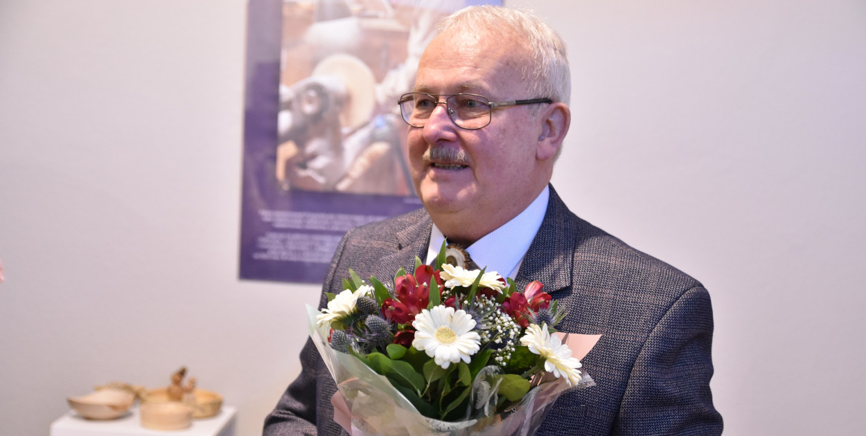 Krzysztof Joppek to człowiek wielu talentów. Wśród wielu zainteresowań znajdują się: wędkarstwo, łowiectwo, malarstwo, architektura wnętrz, śpiew i gra na gitarze, wędzarnictwo, ciesielstwo. A od niedawna także toczenie w drewnie. 