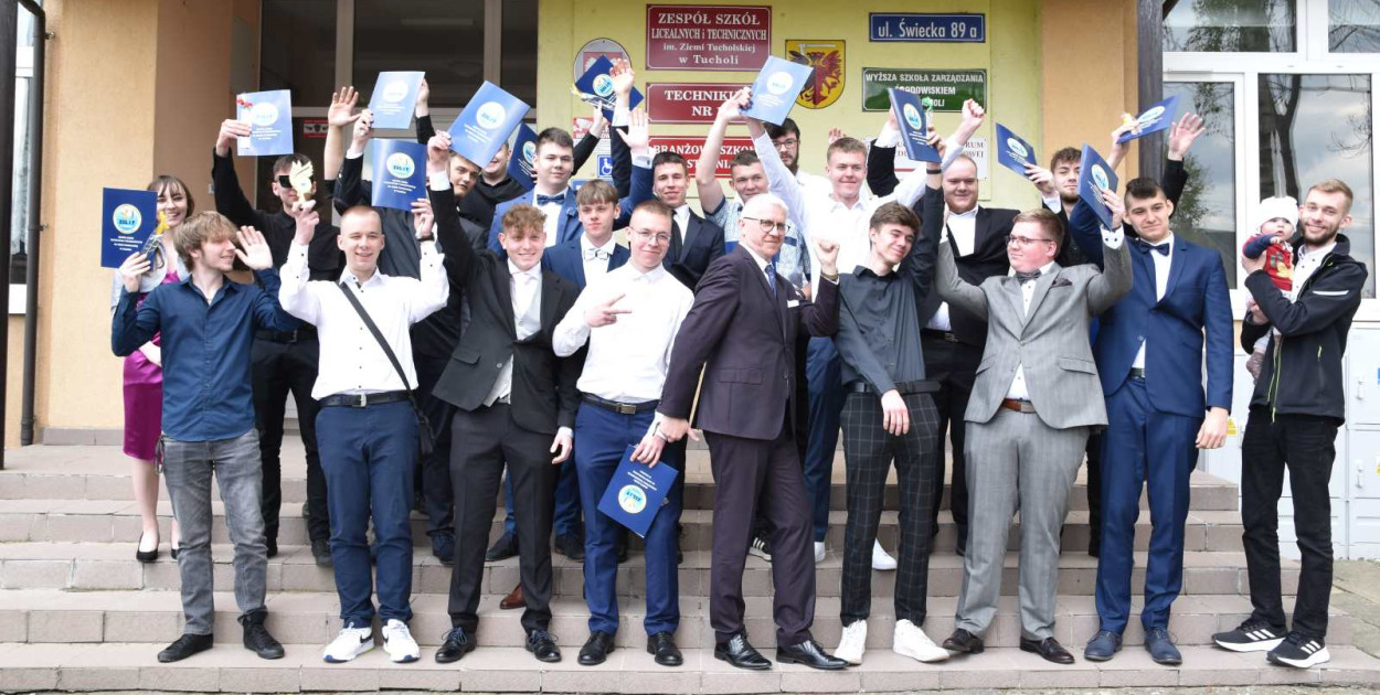 Wspólna fotka i to na wesoło w wykonaniu uczniów z kierunku technik informatyk. Wychowawcą klasy jest Wojciech Kijora. 