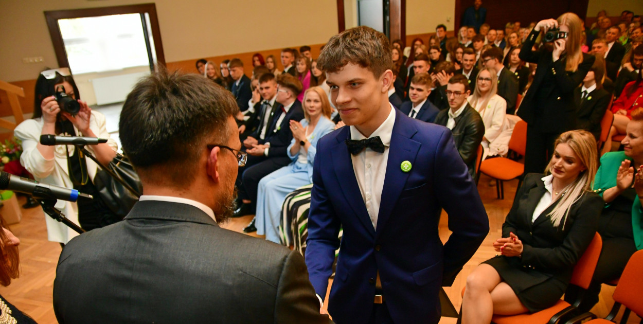 Miłosz Michalak z tytułem Honorowego Absolwenta Liceum. Pożegnanie absolwentów tucholskiego Nowodworka. Fot. Piotr Paterski