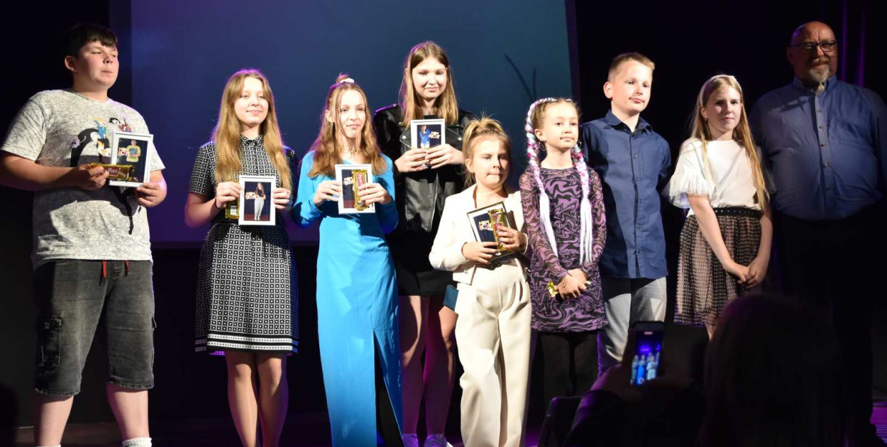 Wokaliści stanęli do pamiątkowej fotografii ze swoim nauczycielem śpiewu Jerzym Porębskim.