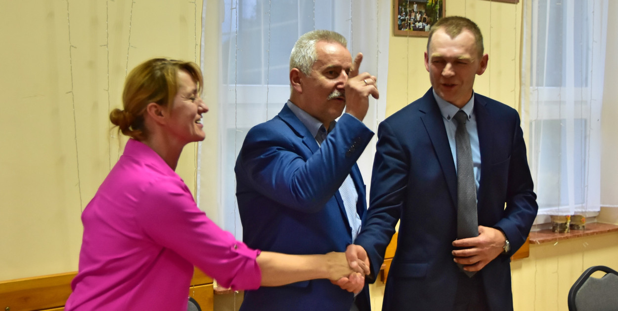 Sołtysa Ewa Ziemianowska z uściskiem dłoni byłego już sołtysa Sławomira Pozorskiego. W środku burmistrz Tadeusz Kowalski, który sołtysce złożył deklarację współpracy.