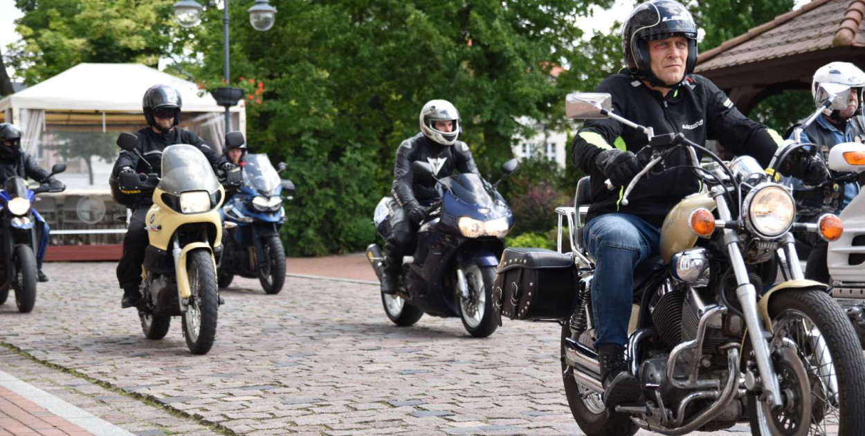 Po godzinie 14:00 motocykliści pojawili się na tucholskiej starówce. 