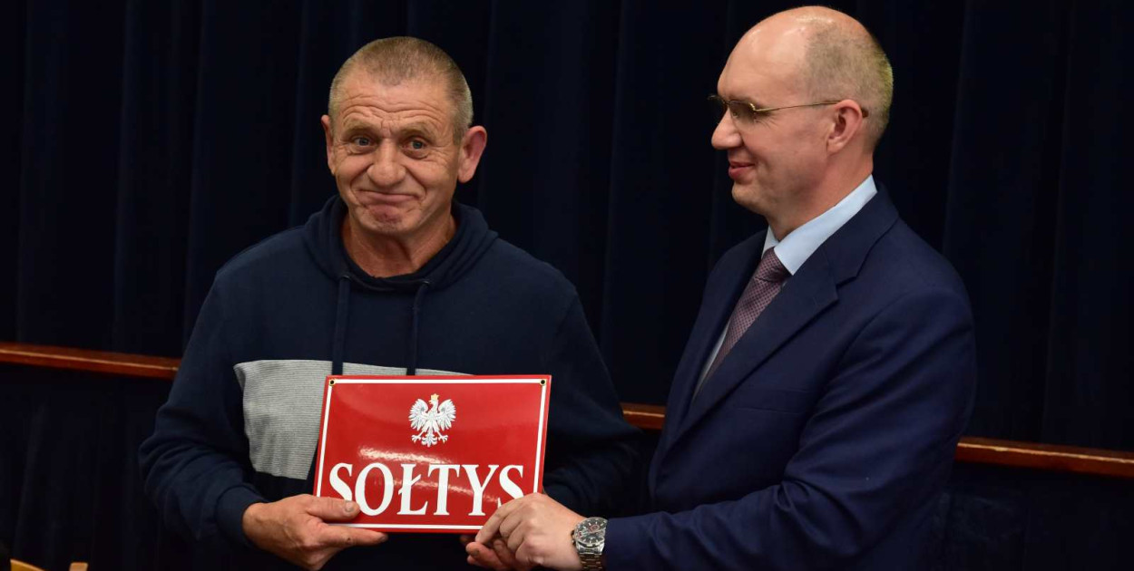 Tabliczka z napisem sołtys zawiśnie na posesji Romana Ziemeya. 