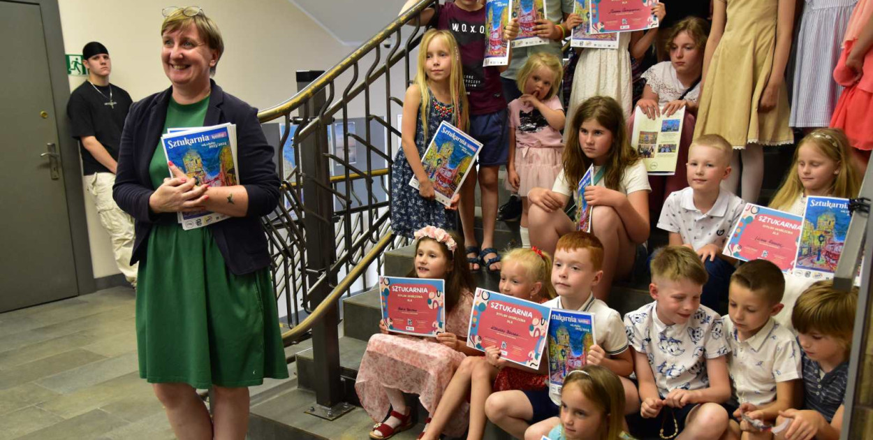 Katarzyna Piotrowska z zaledwie częścią swojej twórczej gromadki. 