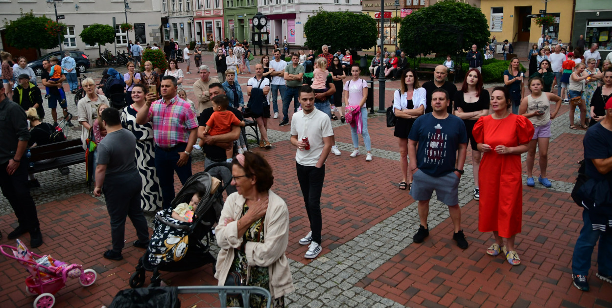 Wiele osób bawiło się podczas piątkowego koncertu na rynku w Tucholi.