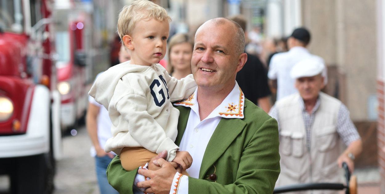 Na zdjęciu główny pomysłodawca Historycznego Pochodu Borowiaków wraz z synem.