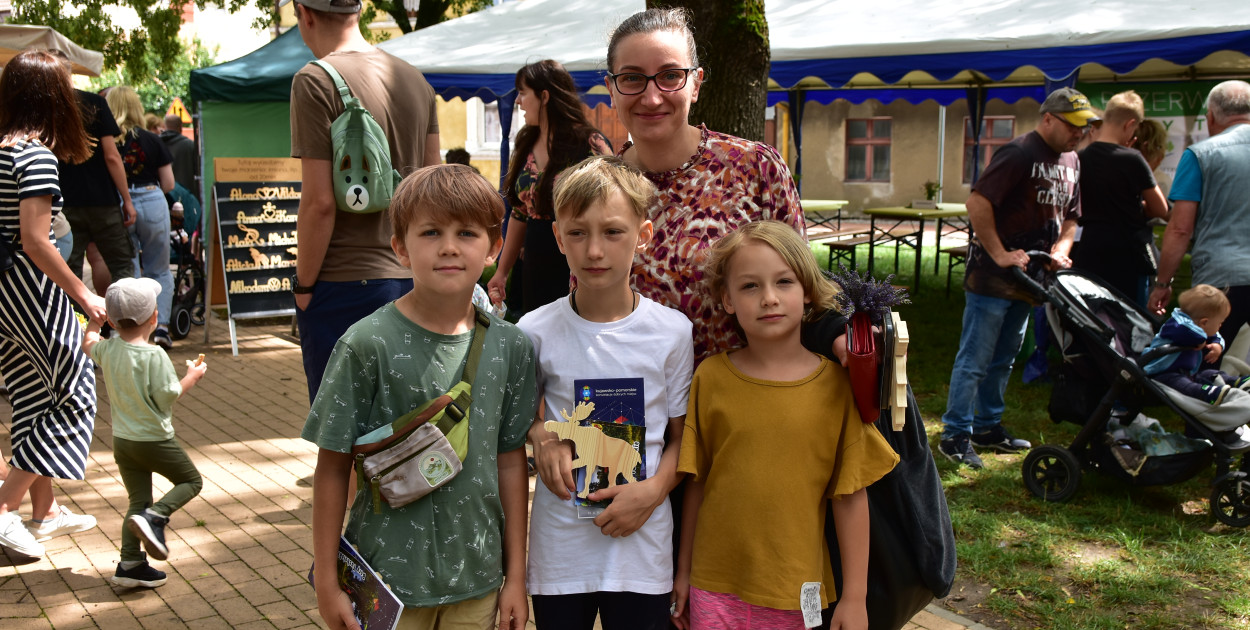 Goście Dnia Folkloru Borowiackiego, którzy w sobotę przybyli na pl. Zamkowy w Tucholi. Fot. Anna Lipska