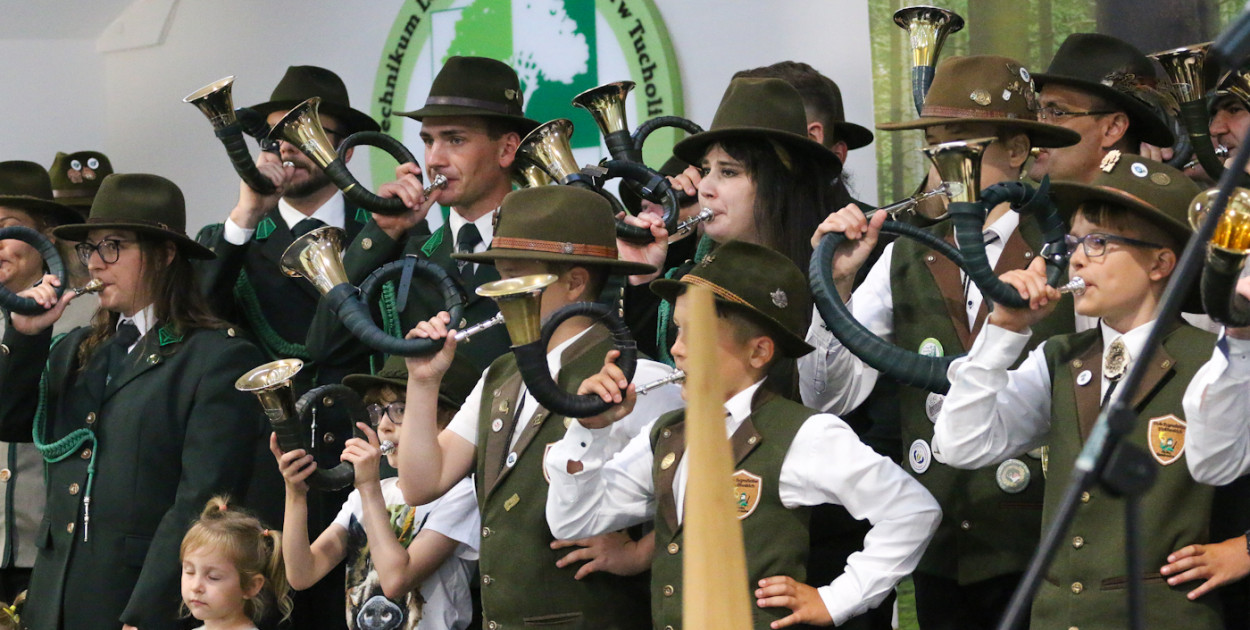 Fragment występu zespołowego. Pełna gracji muzyka rozbrzmiała w murach technikum. 