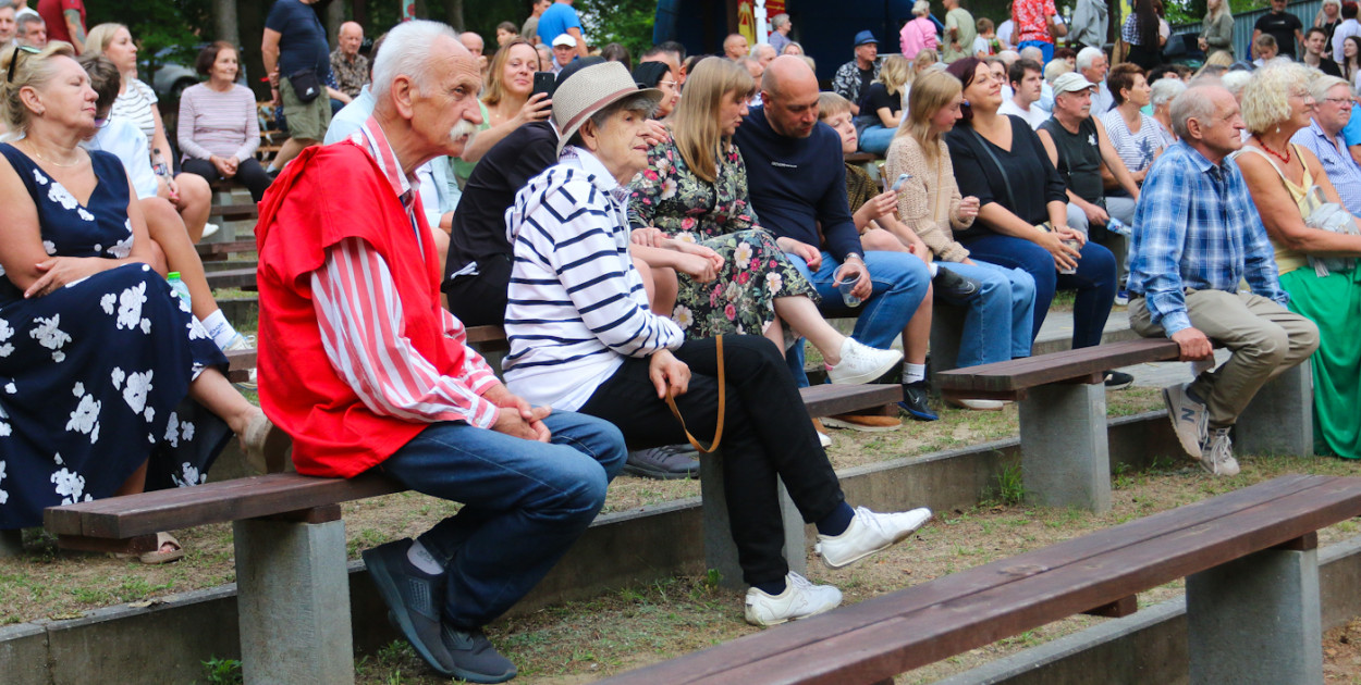 Amfiteatr wypełnił się po brzegi.