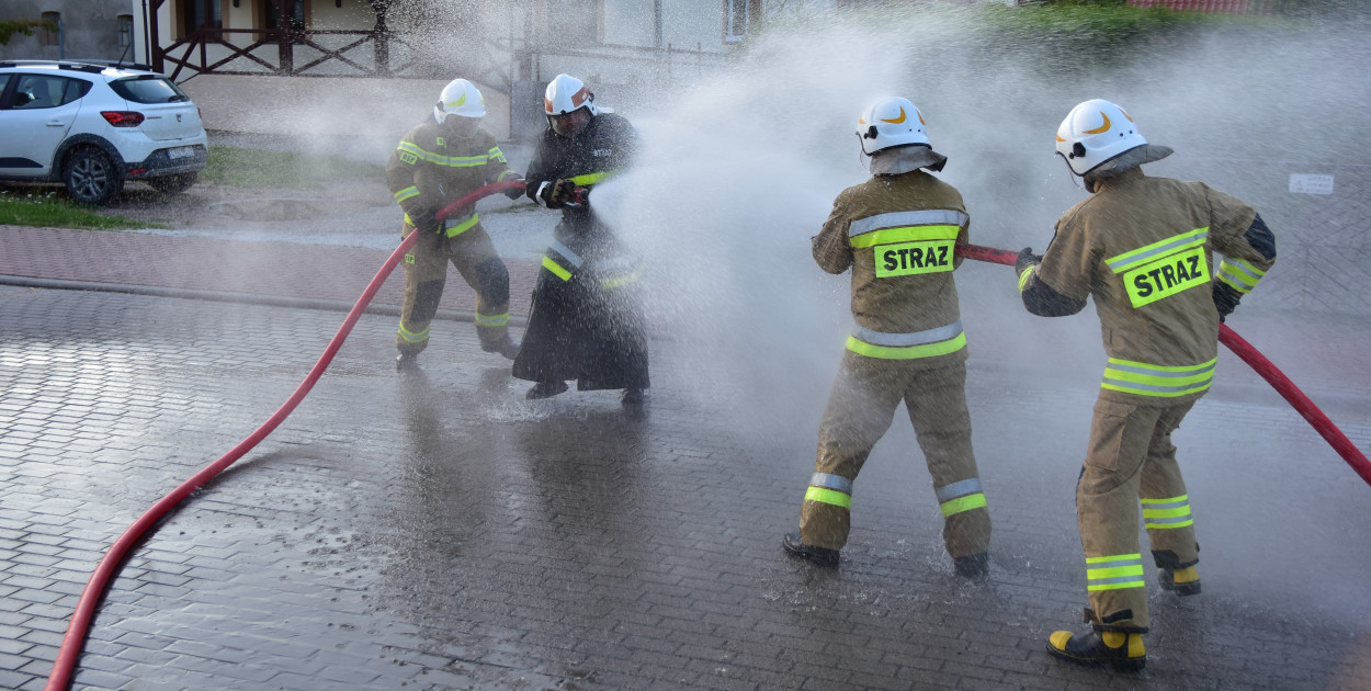 Wielki Mędromierz: Bitwa wodna - ksiądz proboszcz vs druhowie OSP z Wielkiego Mędromierza