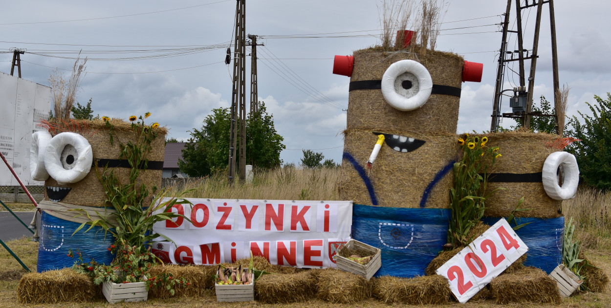 Poszczególne sołectwa przygotowują już witacze dożynkowe na konkurs. Na zdjęciu instalacja sołectwa Żalno. 