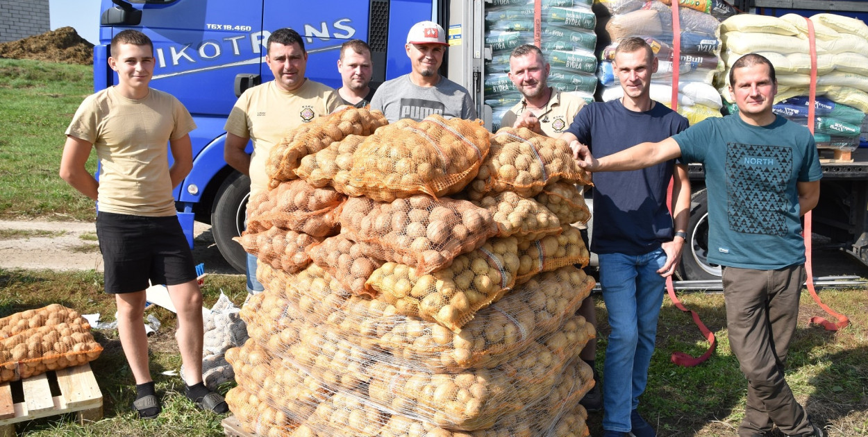 Część mężczyzn uczestnicząca w dzisiejszym załadunku. Drugi od lewej inicjator akcji, Łukasz Kortas.