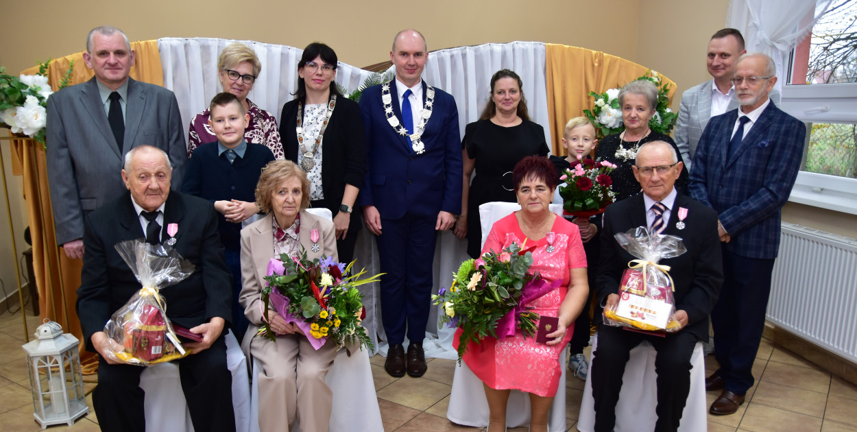 Dostojni jubilaci w gronie swoich bliskich, a także Natalii Cyborowskiej z USC i wójta Radosława Januszewskiego.