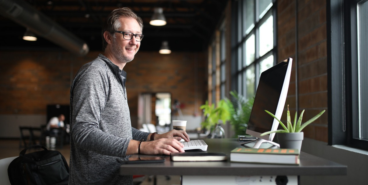 Odzież reklamowa – praktyczność i styl, które promują Twoją markę