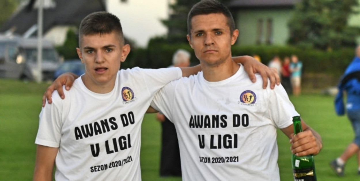 Damian Rybacki (z prawej) z bratem Dominikiem - gdy świętowali awans Rawysa do klasy okręgowej. Fot Michał Bełdzikowski