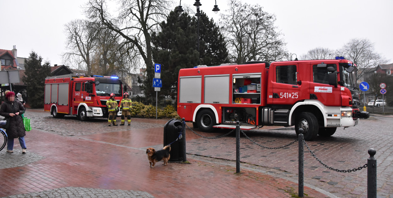 Strażacy w centrum Tucholi. Co się działo w kamienicy obok kościoła? / ZDJĘCIA