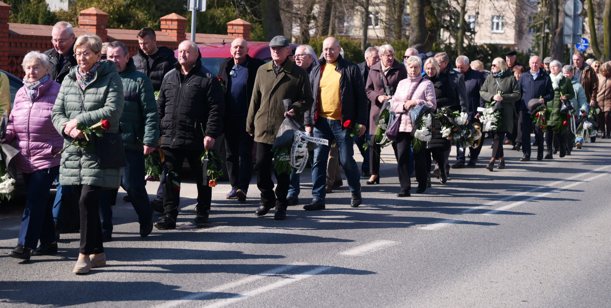 Ostatnie pożegnanie Romana Gryndy. Przemarsz na cmentarz parafialny (25 marca). Fot. Piotr Paterski