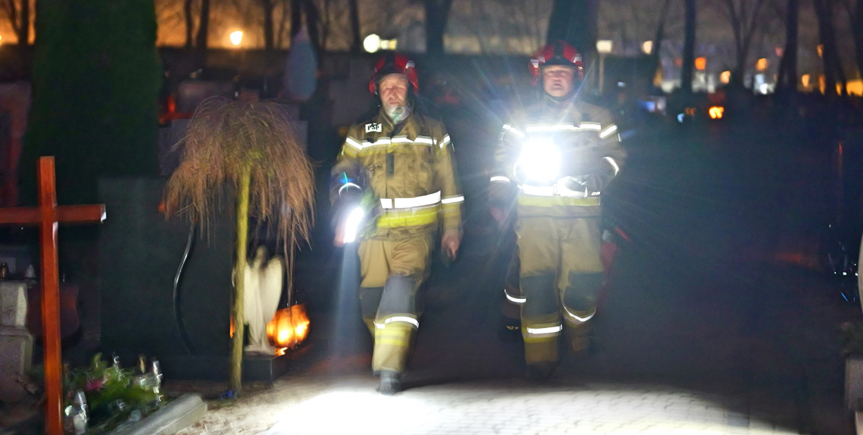 Tucholscy strażacy sprawdzają nagrobki na cmentarzu parafialnym. Piątek, 28 marca.