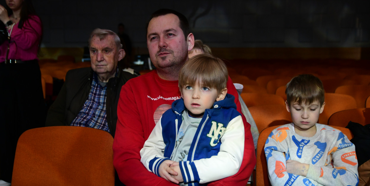 Ignaś Liss wraz z tatą podczas piątkowego koncertu.