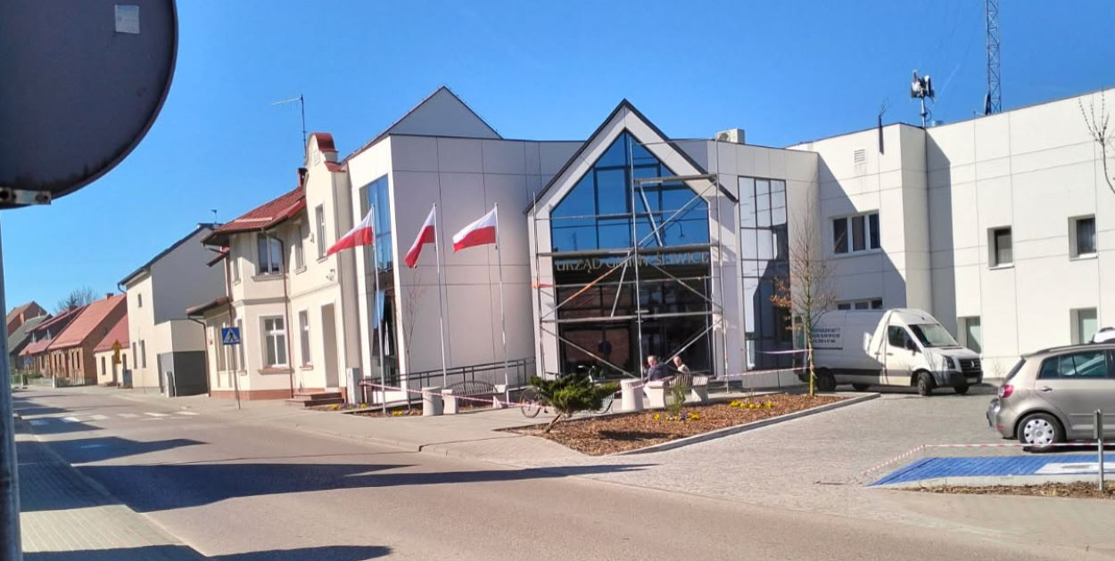 Dlaczego przed Urzędem Gminy w Śliwicach stoi rusztowanie? Wójt uspokaja 