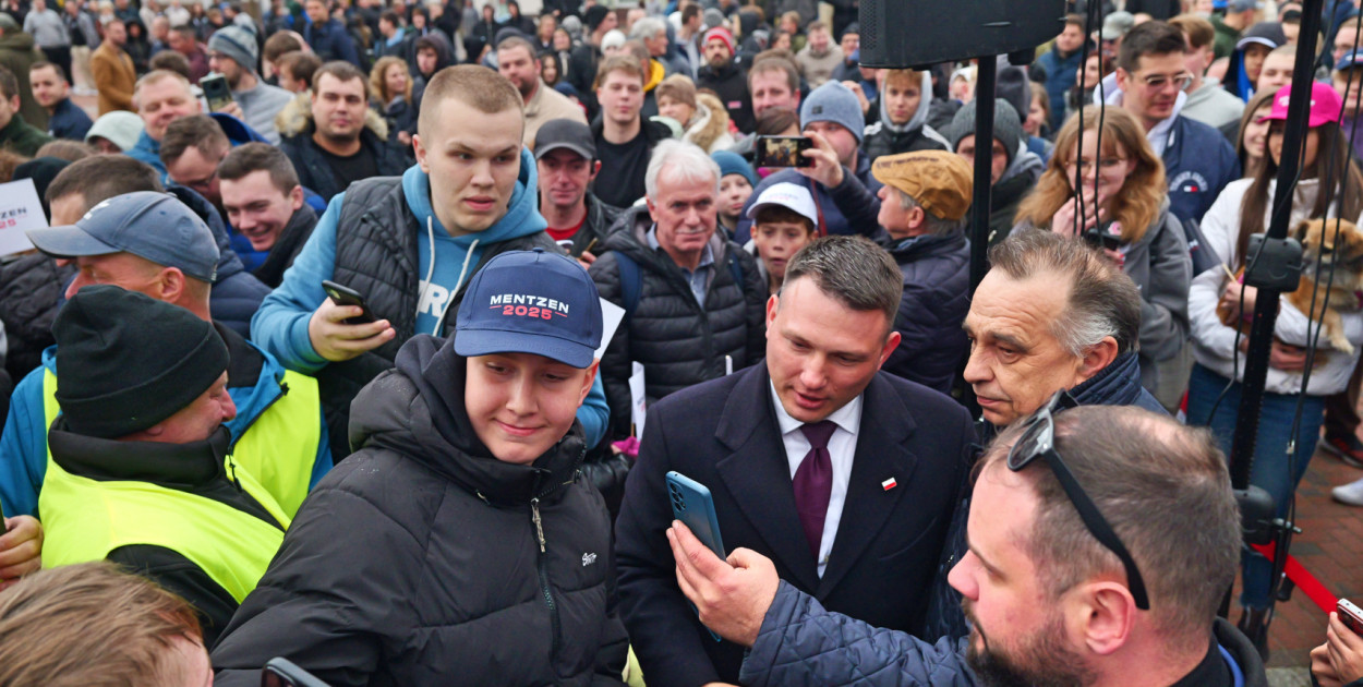 Sławomir Mentzen przez kilka chwil spędził z uczestnikami wiecu, szybko udał się na kolejne spotkanie. Fot. Piotr Paterski