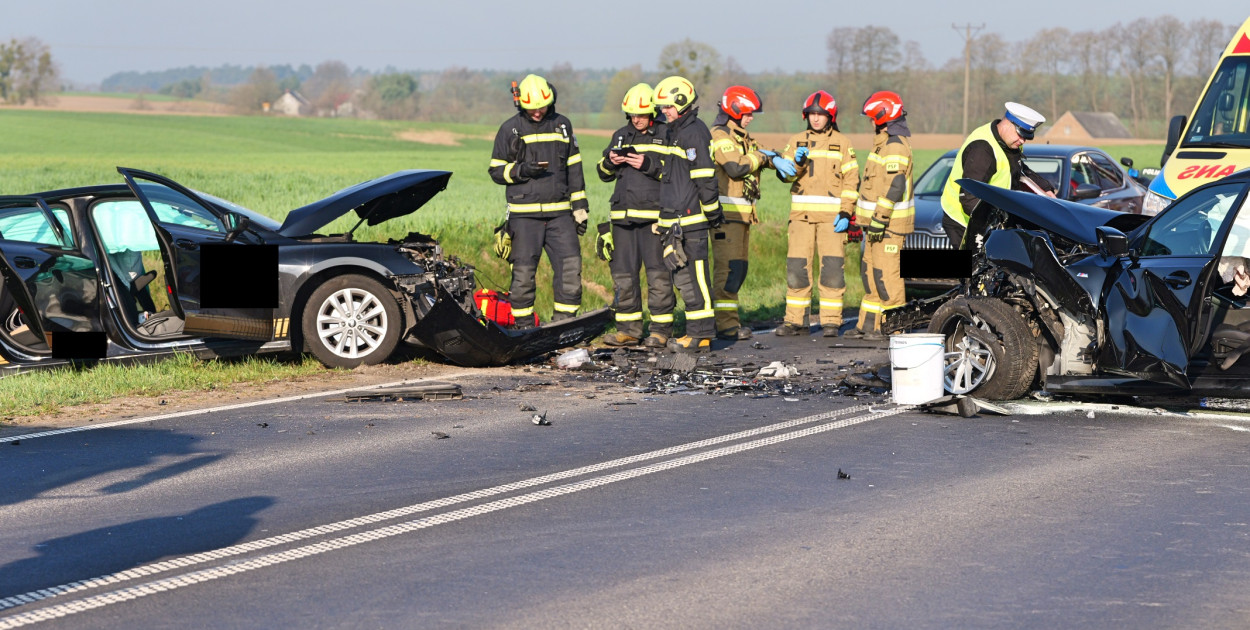 Wtorek (15 kwietnia) - wypadek przed Bysławiem z udziałem dwóch samochodów osobowych. Fot. Piotr Paterski