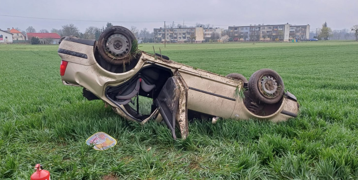 Dachowanie samochodu osobowego na DW 237 w Kamienicy / ZDJĘCIA + AKTUALIZACJA