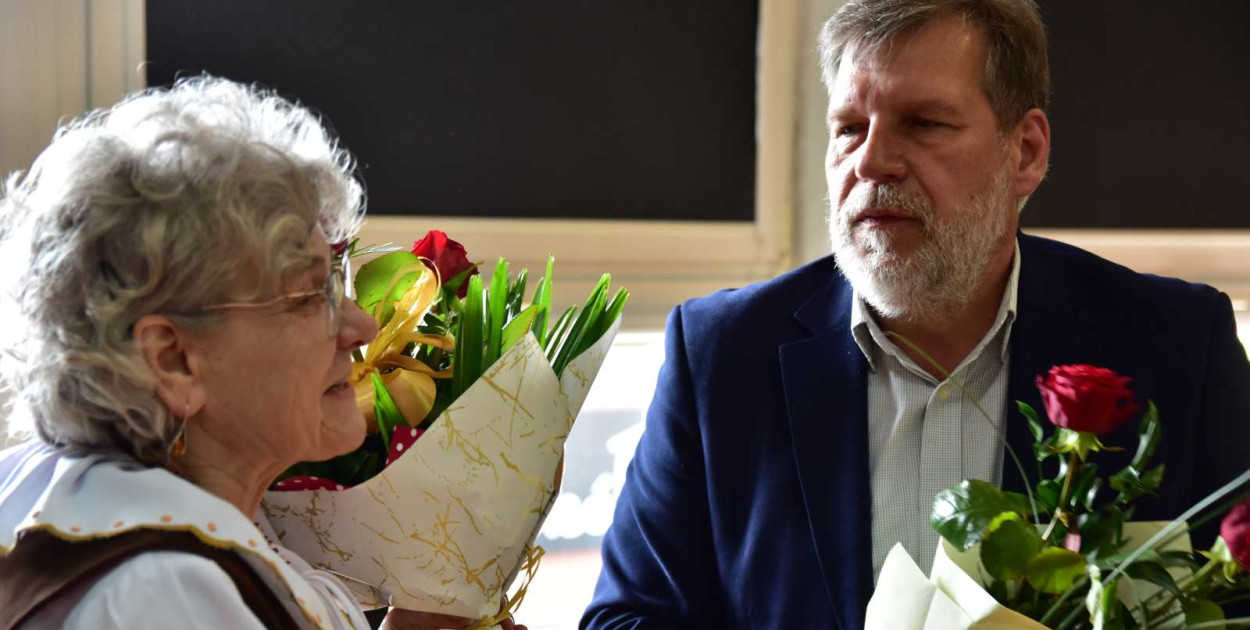 Przewodnicząca stowarzyszenia Zenobia Majka odebrała gratulacje m.in. od Piotra Mówińskiego, dyrektora TOK-u.