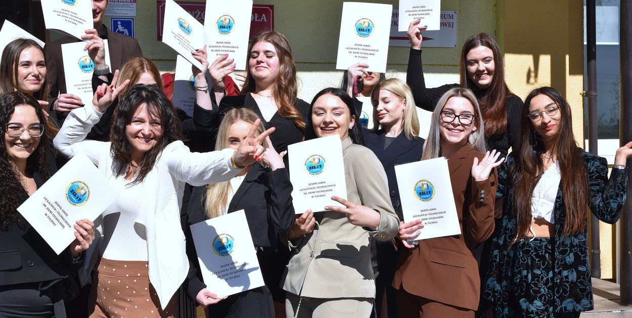 Ze świadectwami ukończenia szkoły technicy żywienia i usług gastronomicznych.