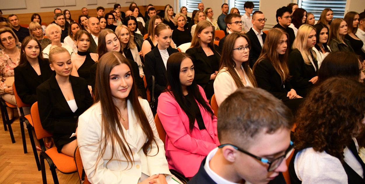 Absolwenci Nowodworka 2025 pożegnali się ze szkołą w piątek, 25 kwietnia. 
