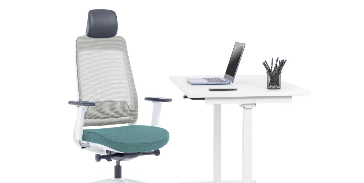 Wystarczy zaledwie około 15-20 minut pracy dziennie na stojąco, aby odciążyć kręgosłup, poprawić krążenie oraz pobudzić mięśnie do pracy. Fot. źródło własne reklamodawcy