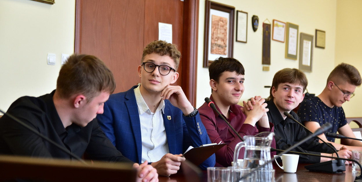 Młodzi chcieliby więcej połączeń i parkować za darmo