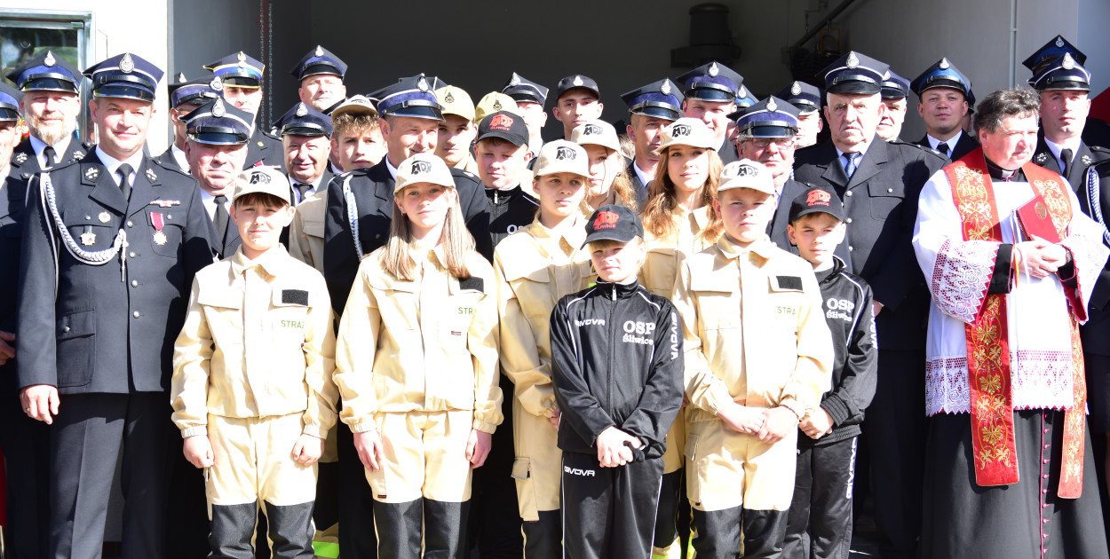 Pamiątkowa fotografia przed nową remizą. 